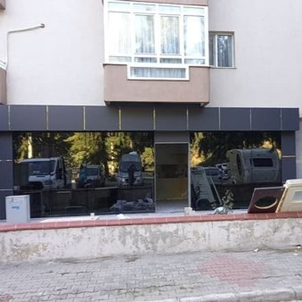 Bayraklı Dükkan Cephe Sistemi Bayraklı Dükkan Cephe Sistemi - İzmir Bornova Alüminyum Doğrama projesi | Günsan Alüminyum